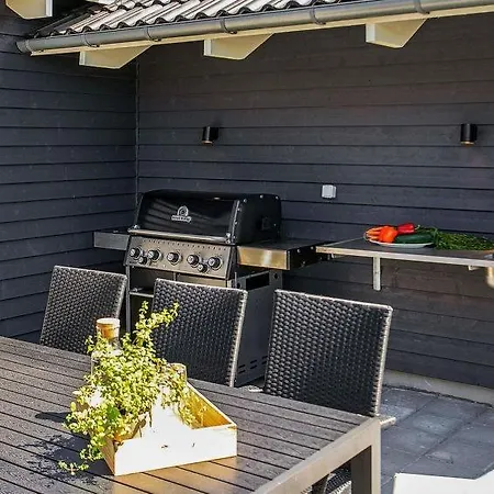 Sleeps 20 Pool Wifi Bøtø By